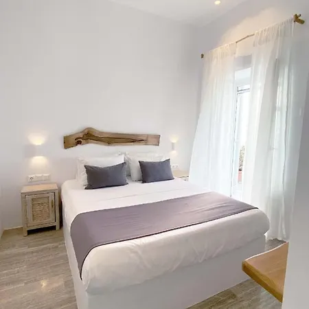 Lyra Seafront , Paroikia Town Center *