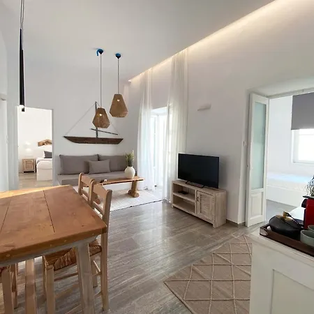 Lyra Seafront , Paroikia Town Center * Parikia (Paros)