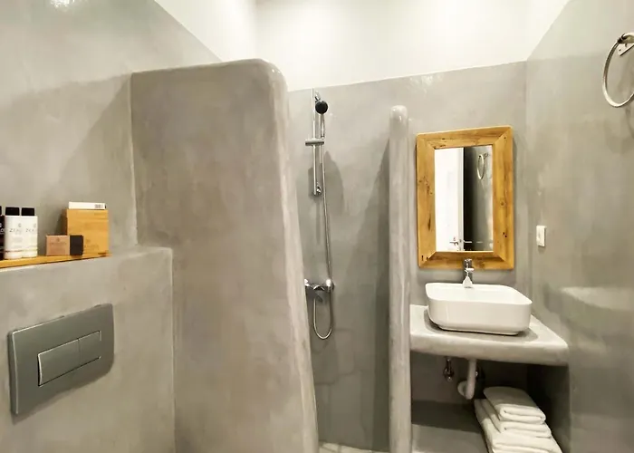 Lyra Seafront , Paroikia Town Center *