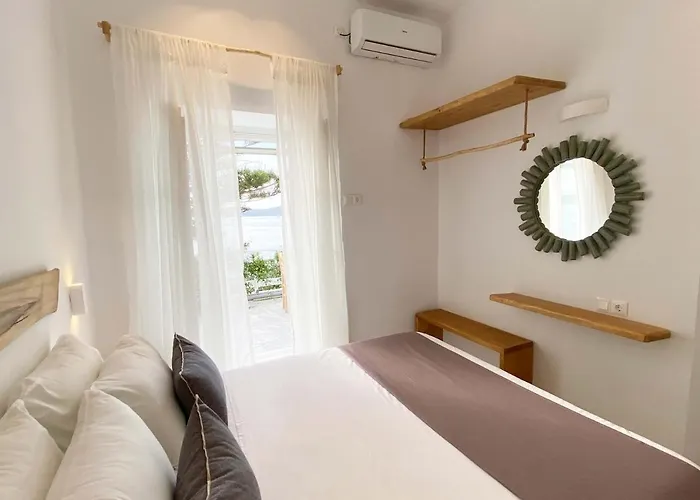 Lyra Seafront , Paroikia Town Center *